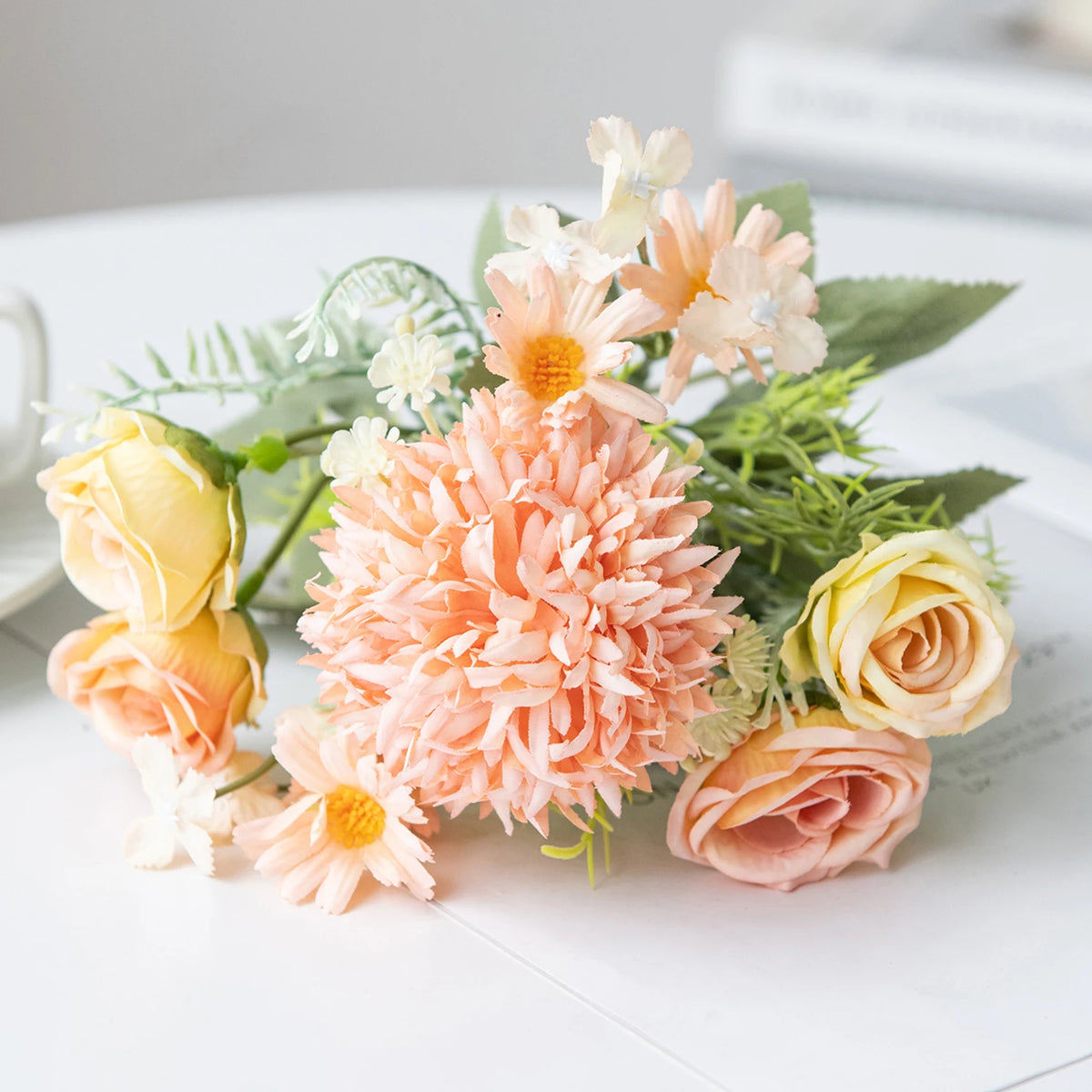 bouquets fleurs artificielles rose blanche bleue intérieur décoration maison panier tressé vases transparents