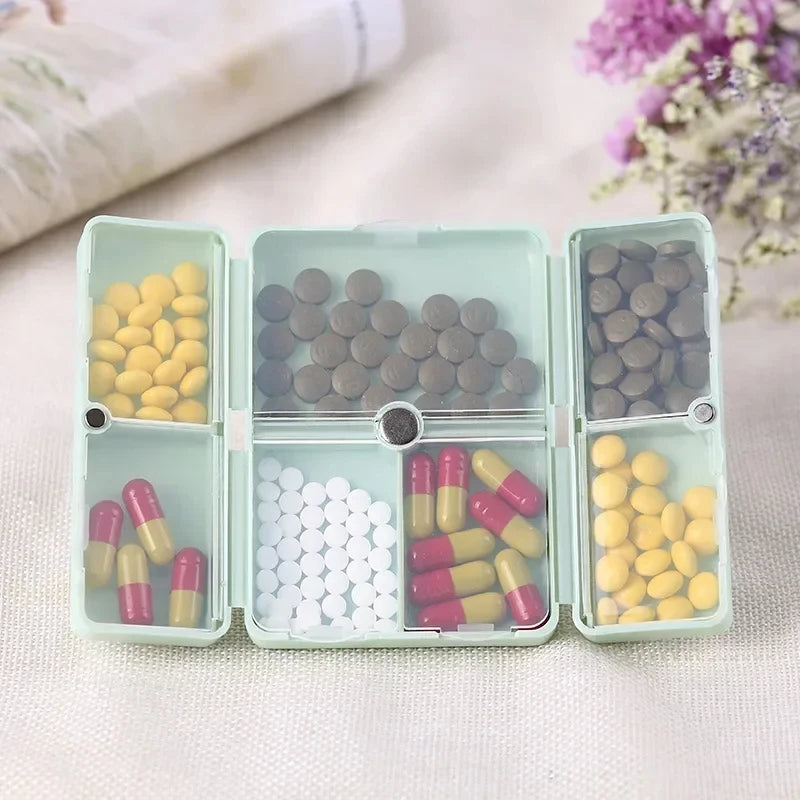 boîte pilules hebdomadaire compartiments couleurs pastel croix blanche moderne pratique