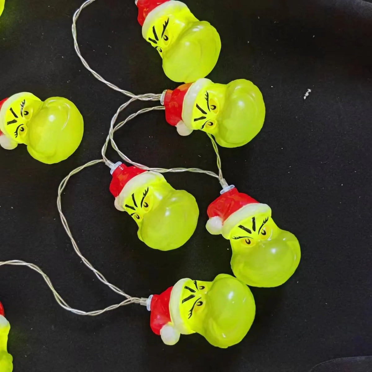 décoration noël figurines père noël grumpy visages chapeaux rouges vert blanc festive halloween