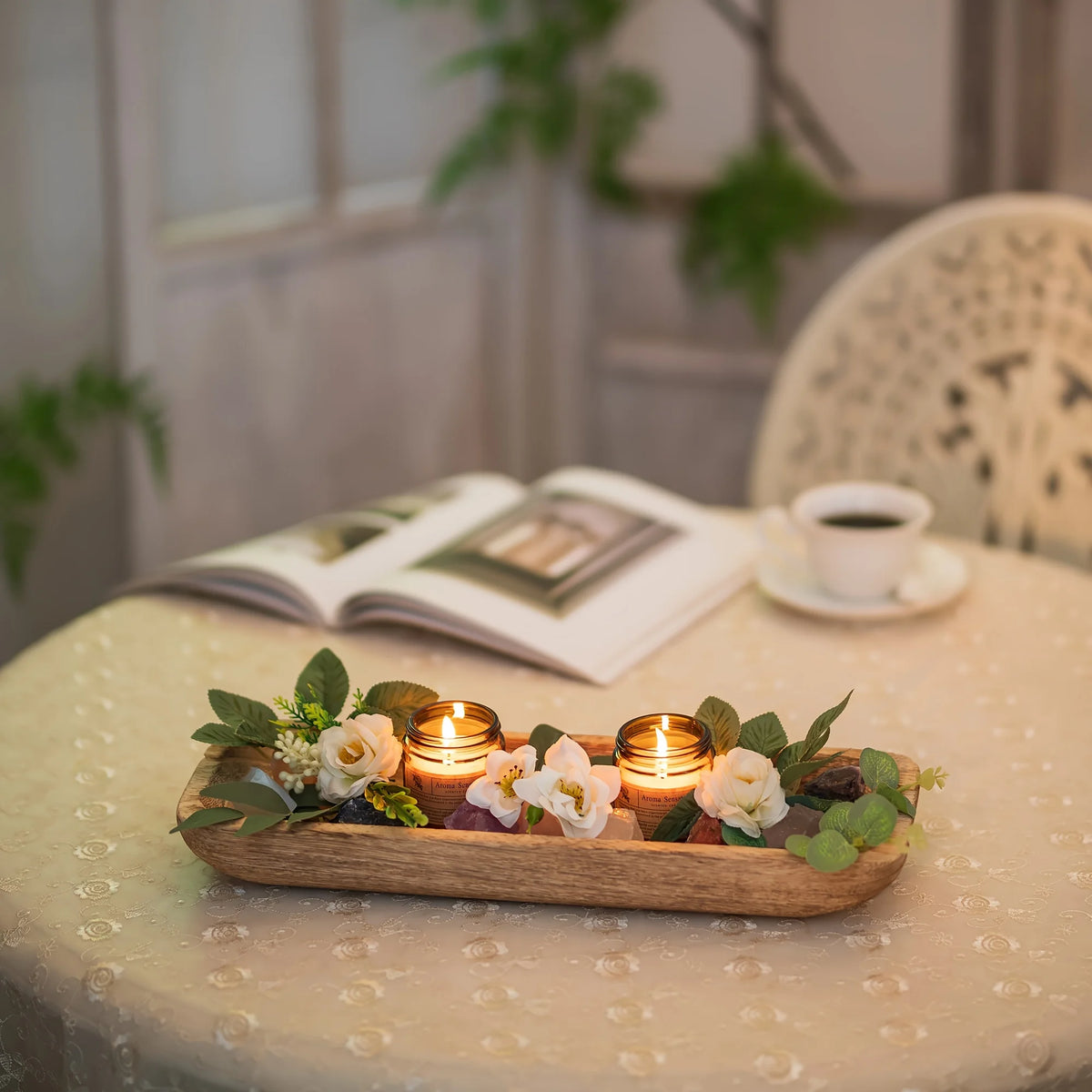plateau décoratif bois marron clair boules fibres naturelles bougies translucides guirlande tassels fleurs artificielles