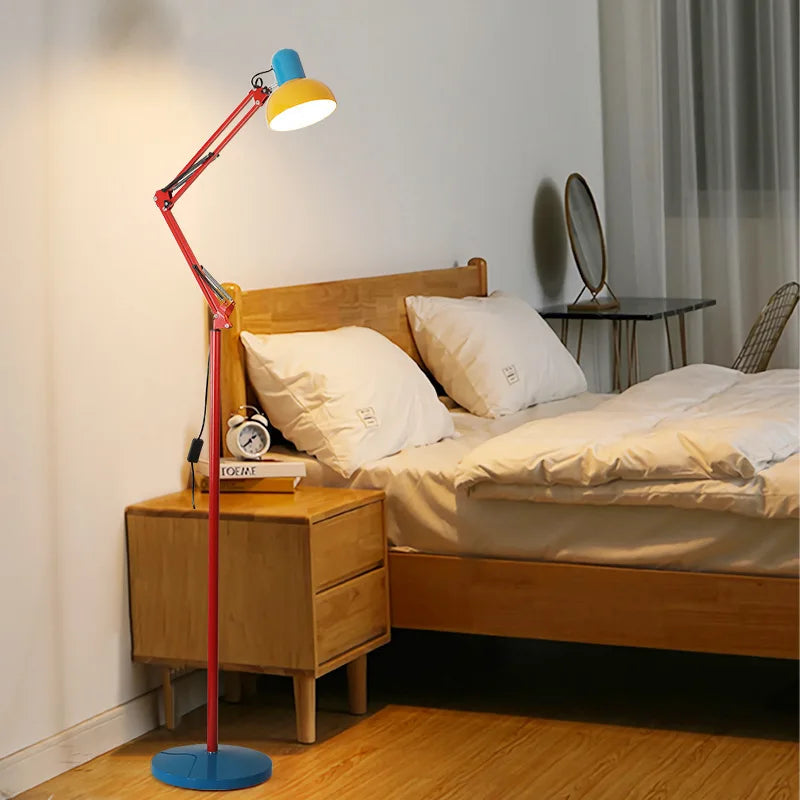 lampe sol moderne rouge bleu jaune blanc noir métal lisse industriel interrupteur flexible