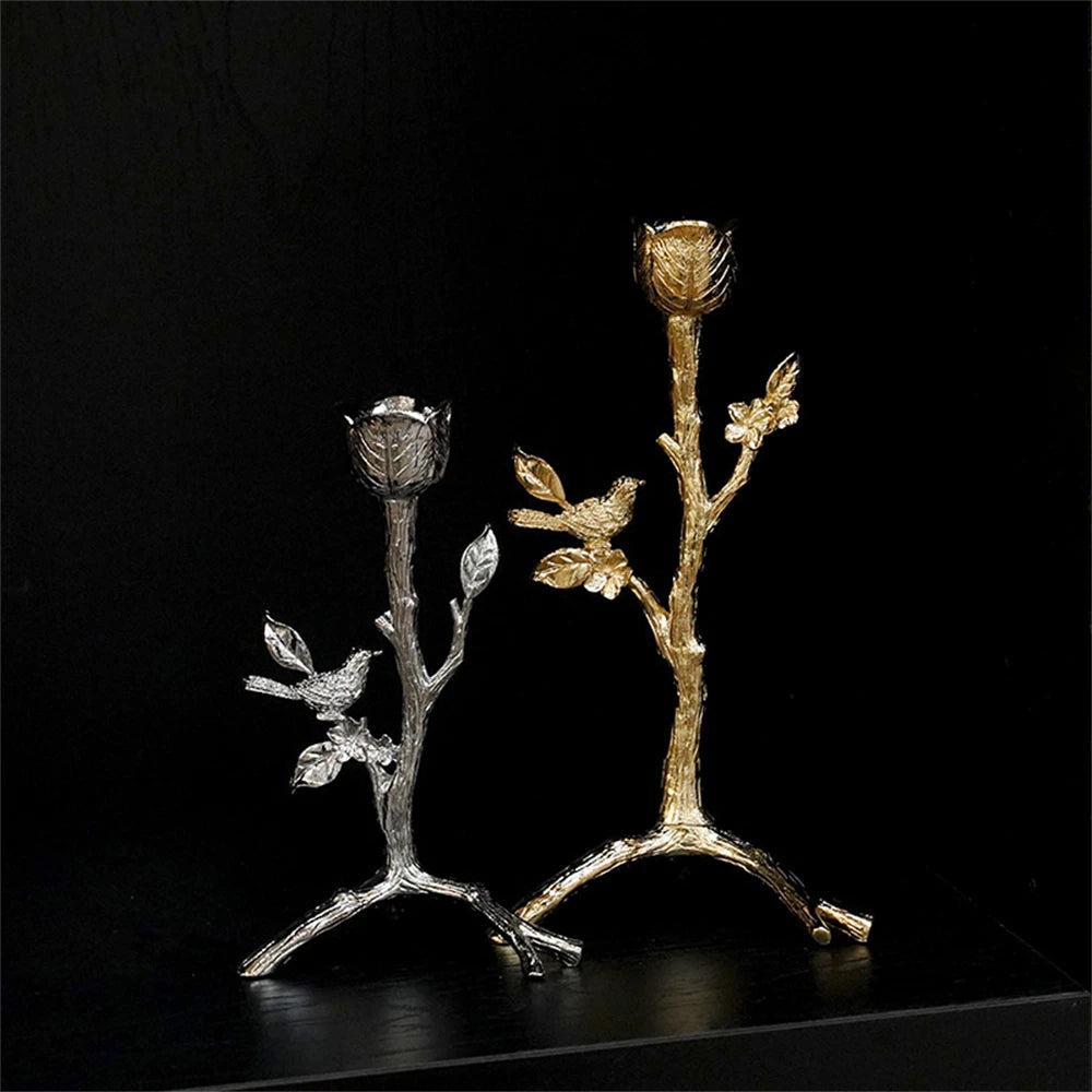Cette image montre deux sculptures florales métalliques, l'une dorée et l'autre argentée, qui s'entrelacent sur un fond noir, créant une œuvre d'art élégante et sophistiquée.