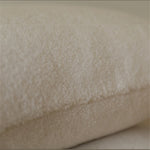 coussin fourrure douce beige clair moderne 45x45cm respectueux environnement fixé boîte parfum livre