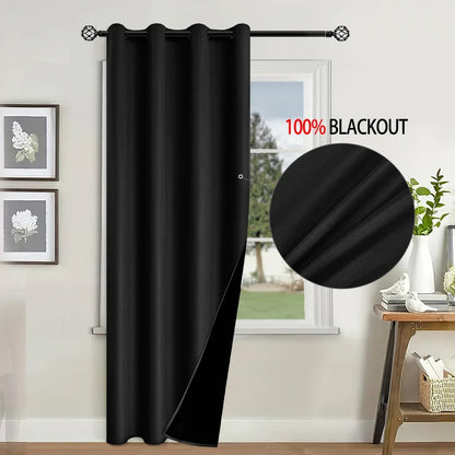 Rideau occultant noir pour chambre, offrant une obscurité totale. Idéal pour bloquer la lumière et améliorer l'intimité. Accessoire déco élégant pour salon ou chambre à coucher. Facile à installer avec des œillets pratiques, ajoutant une touche moderne à votre intérieur.