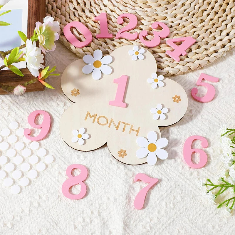 cadeaux bébé carte milestone fleur blanche rose clair mois texte gravé bois floral