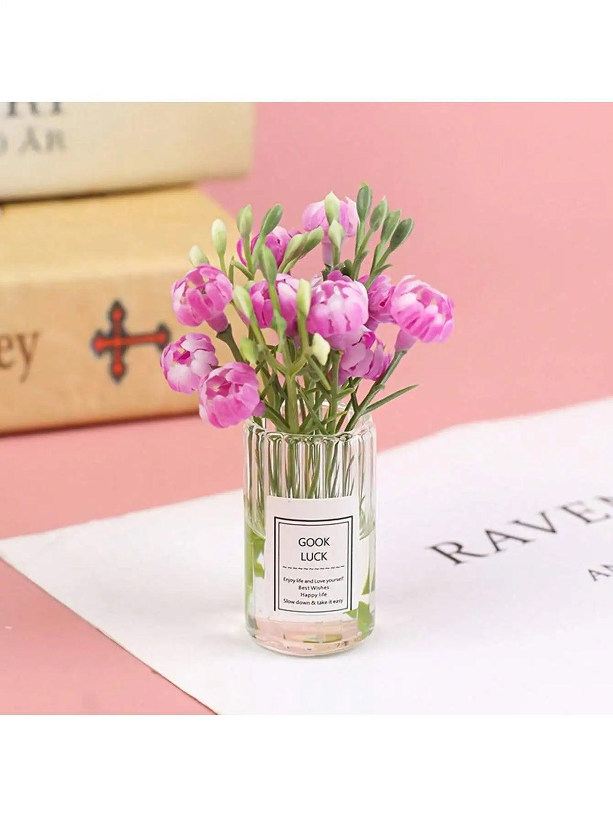 bouquet fleurs violet rose blanc verre transparent vase minimaliste decoration intérieure artificiel simple