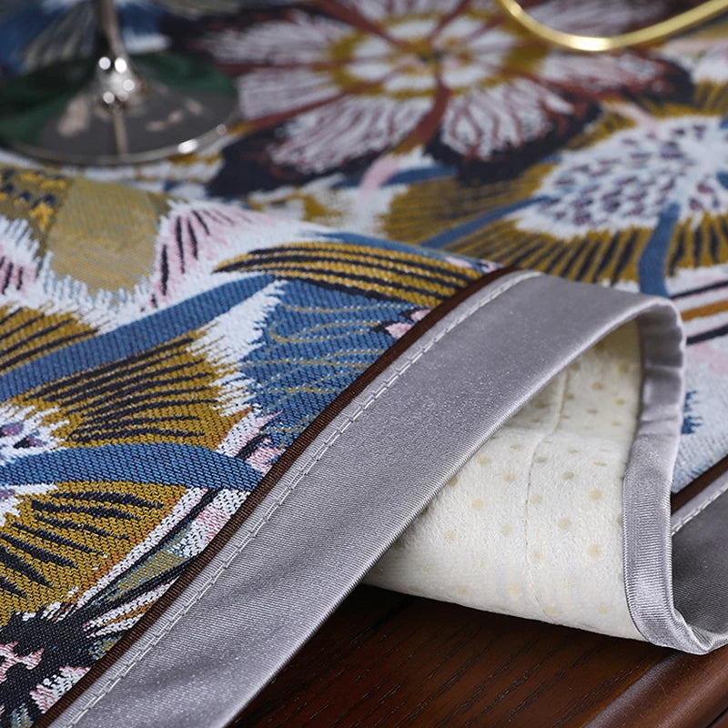 Le motif floral coloré et vibrant de ce textile met en valeur les détails et la texture du tissu, créant une atmosphère chaleureuse et accueillante.