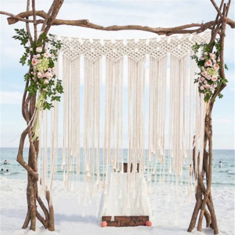 Toile de fond en macramé pour un mariage bohème en extérieur