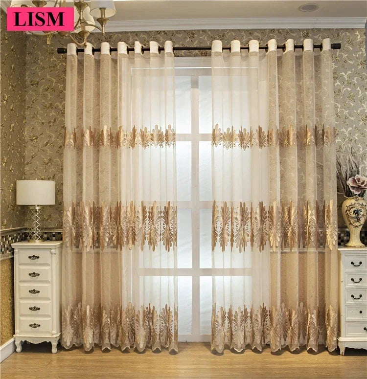 rideau beige doré brodé feuilles stylisées semi transparent classique élégant anneaux métalliques salon