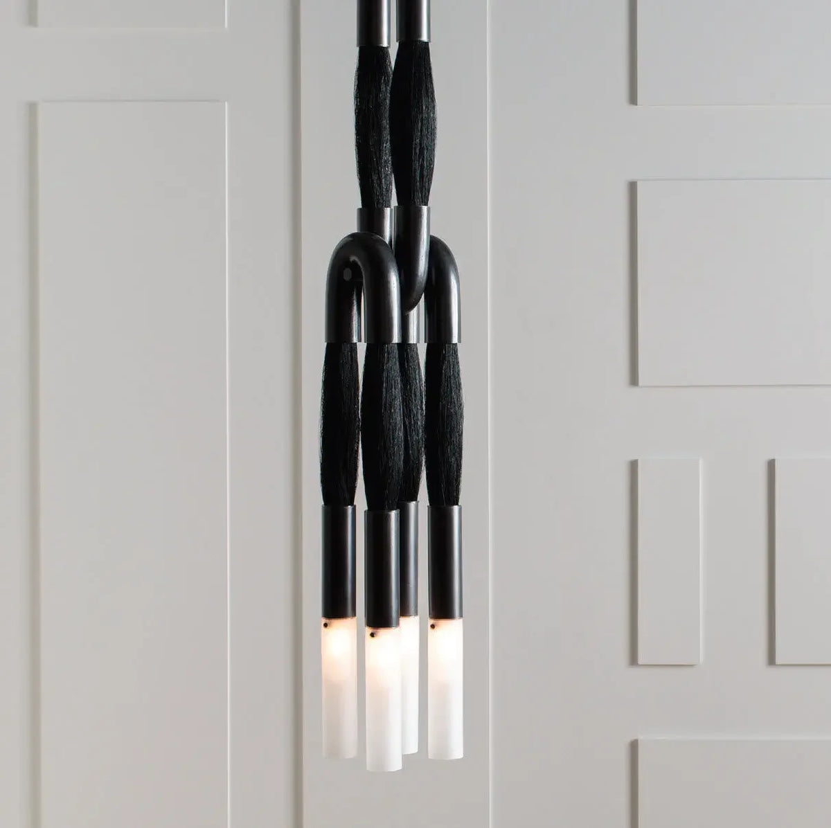 lampe suspension moderne verre bois structure métal noir salon chambre
