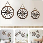 décoration rustique vintage roue chariot bois brun lignes noires métalliques suspension jardin festive western