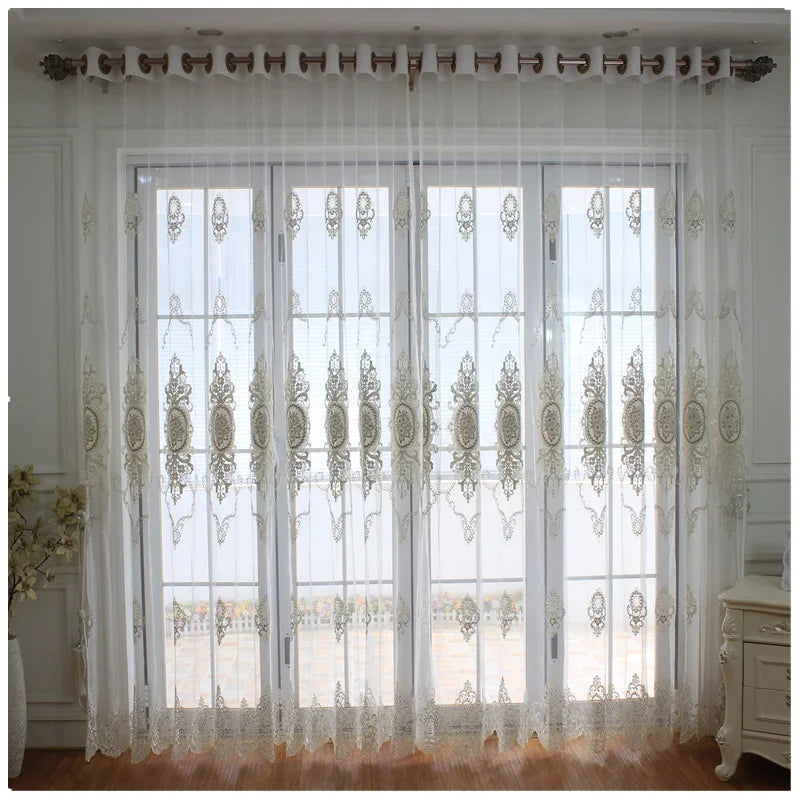 rideau beige clair broderie florale dorée classique romantique anneaux fenêtre salon maison