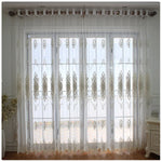 rideau beige clair broderie florale dorée classique romantique anneaux fenêtre salon maison