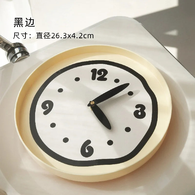 horloge murale moderne beige points irrégulière bordure aiguilles noires chiffres opaques salon chambre