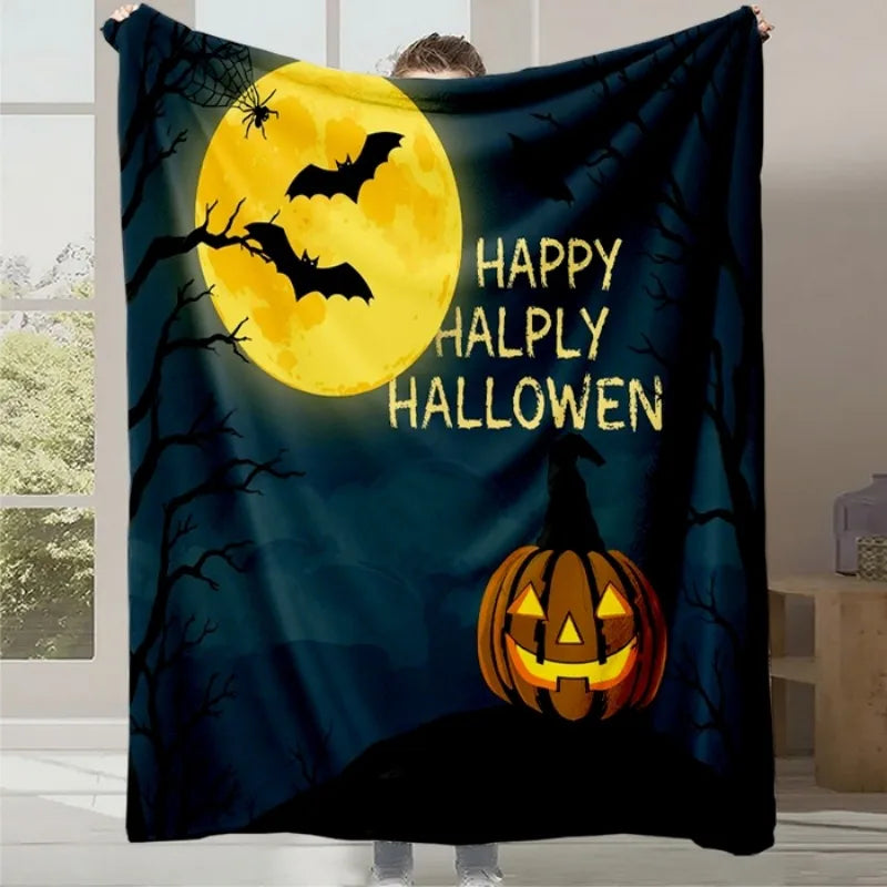 Une affiche avec des chauves-souris volant autour d'une pleine lune et une citrouille éclairée par une bougie, accompagnée du texte "Happy Halply Halloween" en lettres dorées.