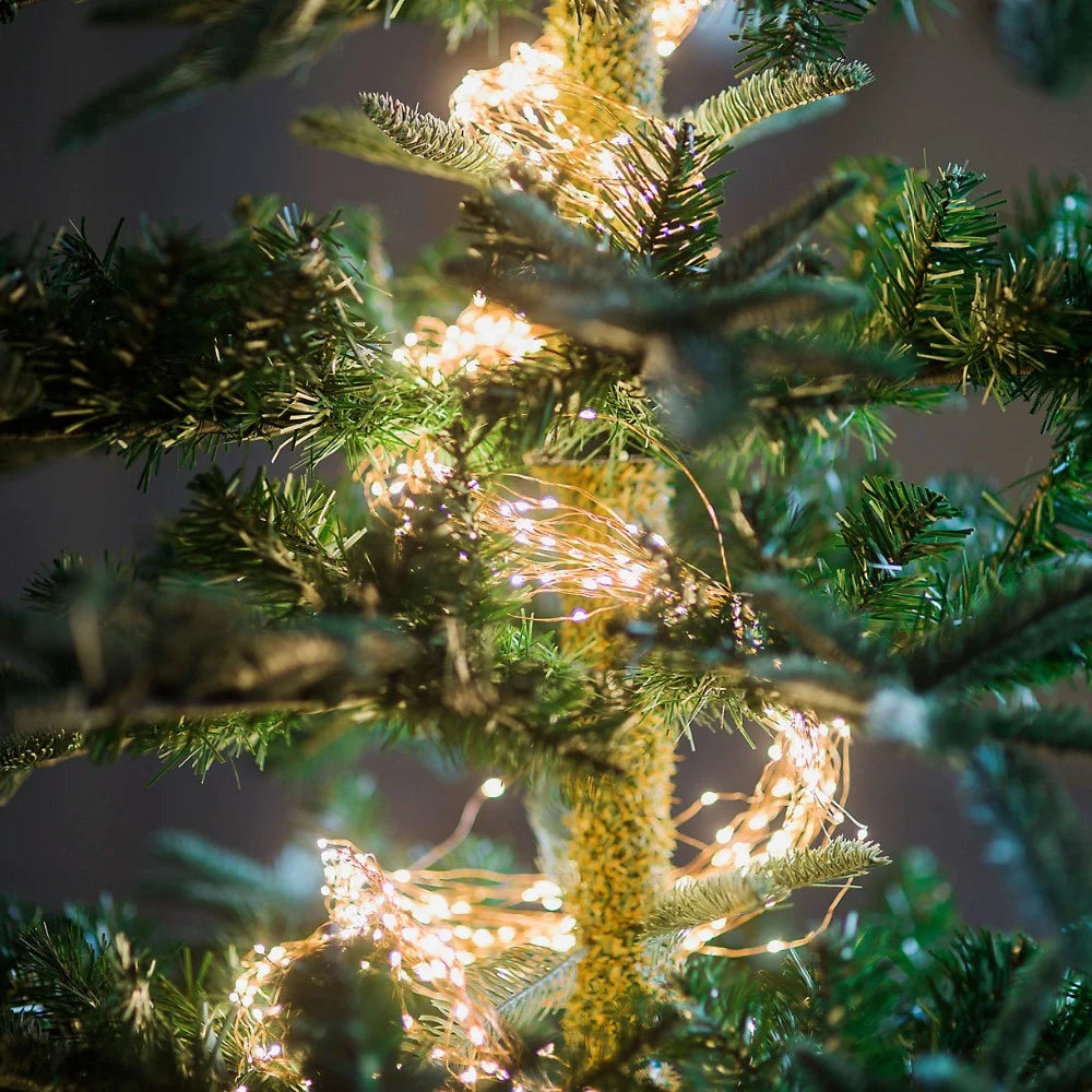 Détail des ampoules LED espacées de 10 cm sur le rideau lumineux