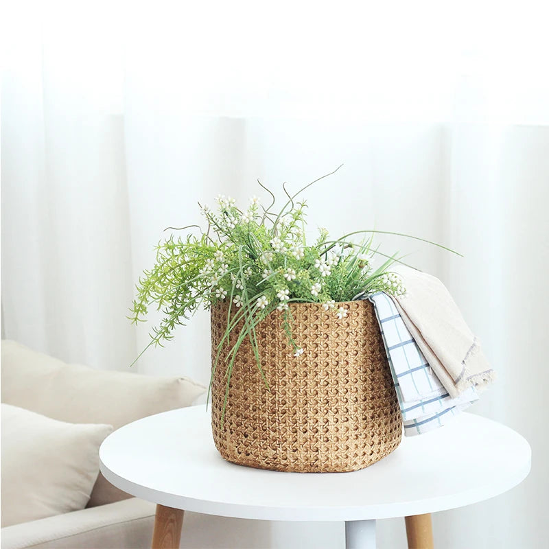 Pot plante tissé marron clair moderne rustique plante verte graines noires serviette blanche