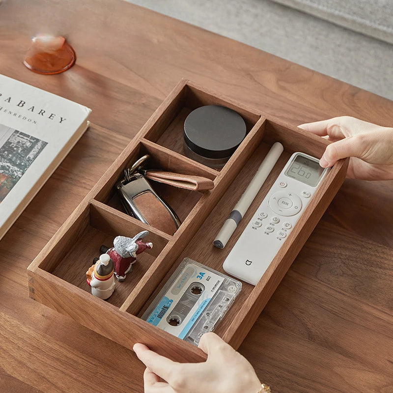 boîte compartiments bois marron clair minimaliste poignées rangement organisation clés bijoux cosmétiques papeterie écologique