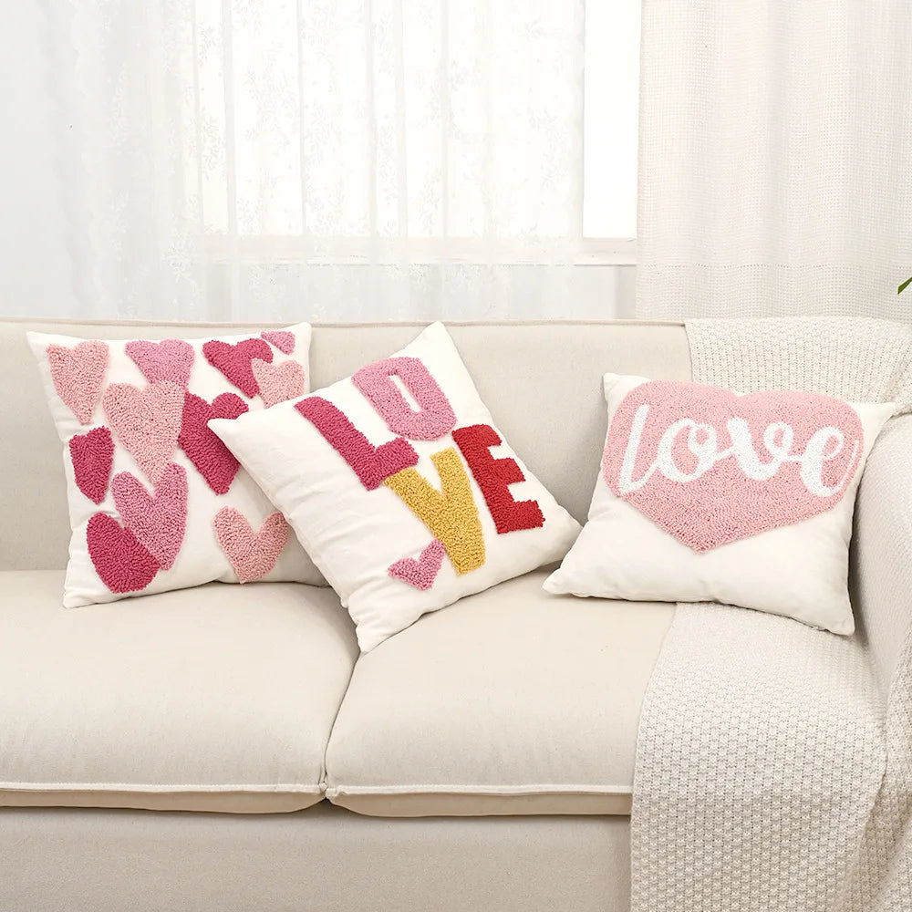 housse coussin brodée velours coton motif cœur relief rose décoration maison valentin 45x45cm