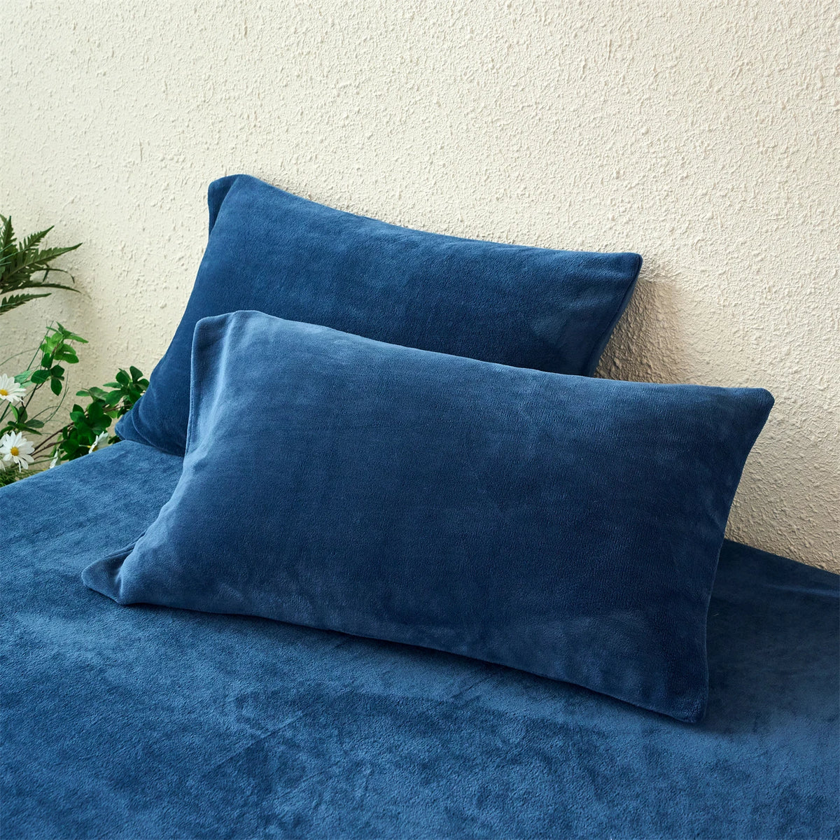 taies d'oreiller velours polyester bleu marine zip doré contemporain maison simple
