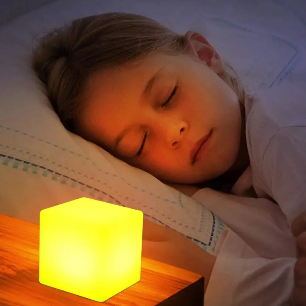 lampe cube led enfant decoration intérieure table chambre 16 couleurs rouge bleu vert jaune