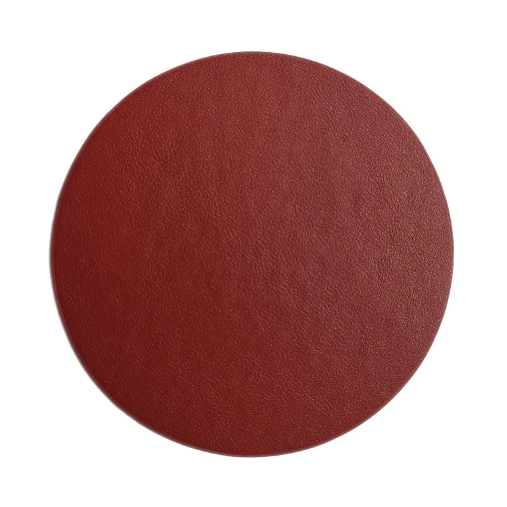Un ballon de sport sphérique de couleur rouge.