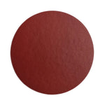 Un ballon de sport sphérique de couleur rouge.