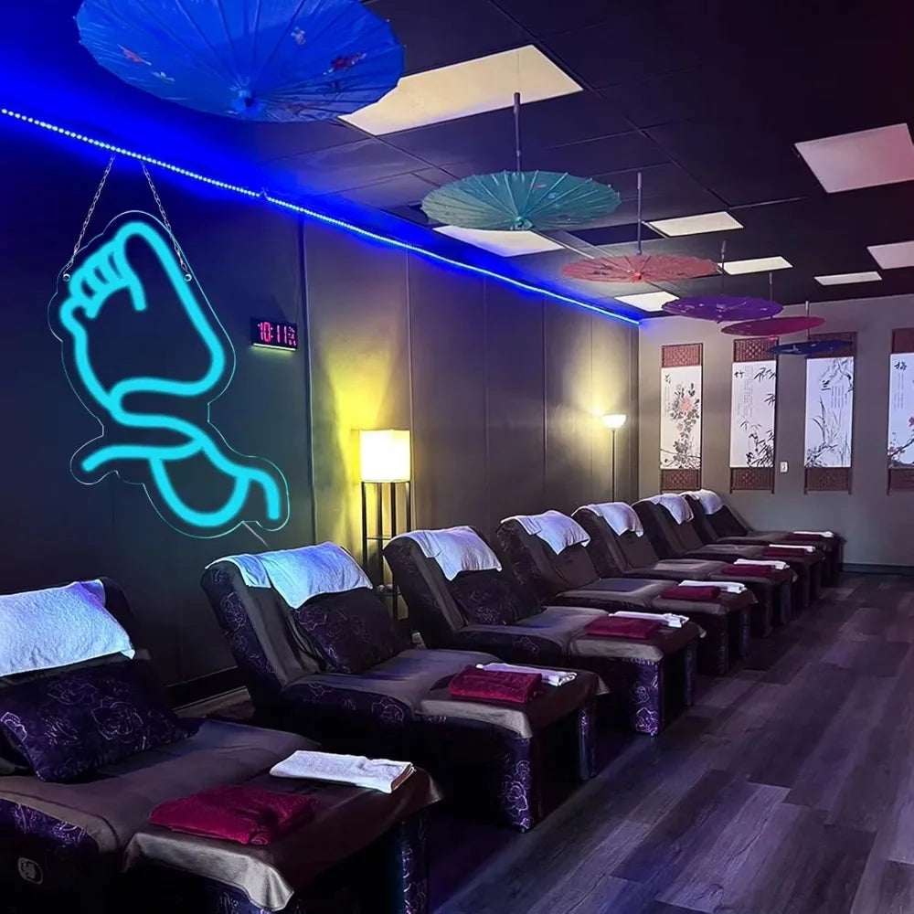 Enseigne néon LED bleue dans une salle de yoga éclairant l'espace