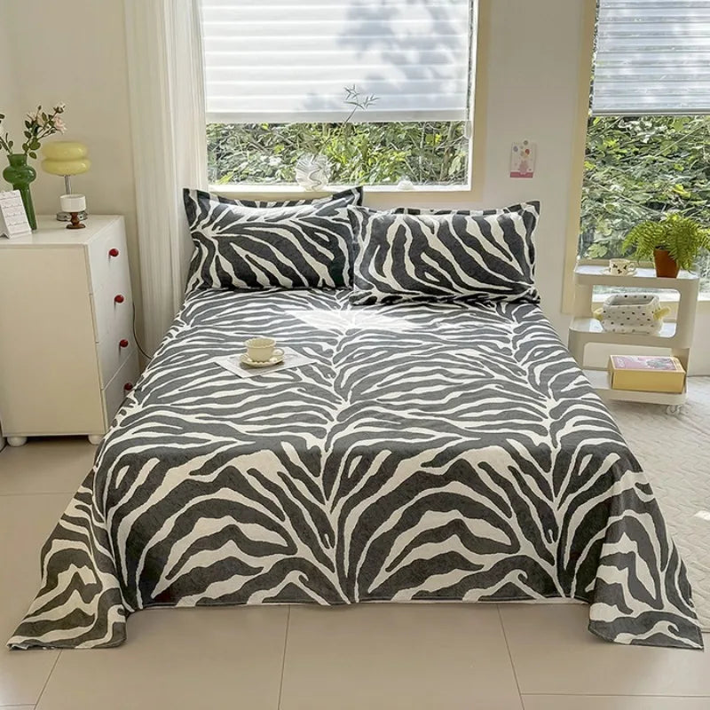 lit moderne couverture rayures zèbre gris blanc décoration animaux chambre maison