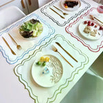 serviettes table classiques blanc bleu bordure pointillée douces fourchettes dorées assiettes fromage fleurs artificielles