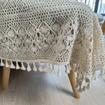 couverture tricotée boho chic beige clair motifs floraux pompons blancs trame rayée usage extérieur