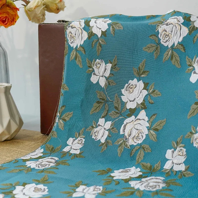 tissu textile floral bleu roses blanches motif olivine rideau decoratif texturé romantique