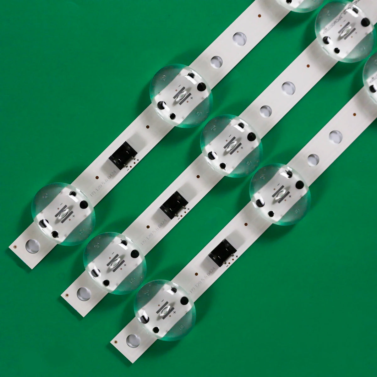 bande lumineuse led blanc moderne connecteurs électriques câbles facile téléviseur compatible