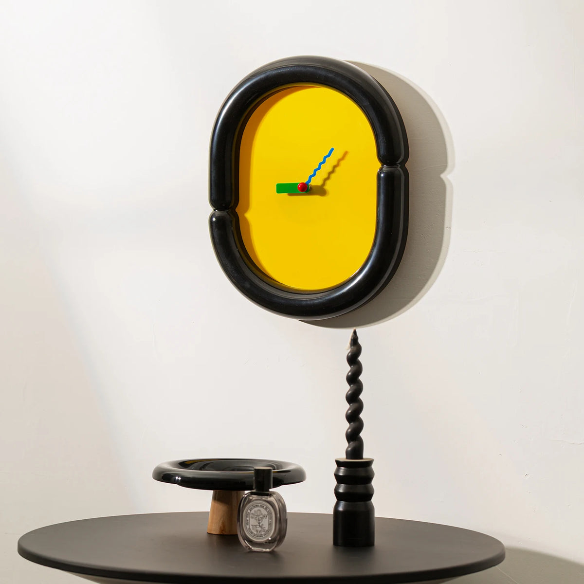 horloge murale moderne minimaliste rouge jaune bleu clair rose simple ornement 36x30cm acrylique
