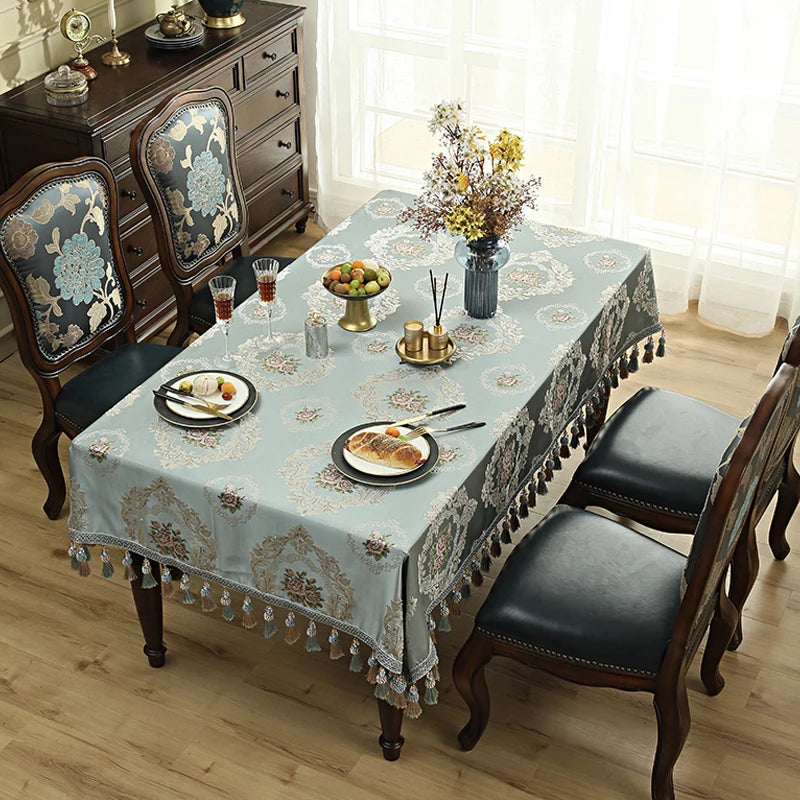 Une belle table de salle à manger avec des motifs floraux élégants, des chaises rembourrées et un meuble vintage décoré dans un style classique.