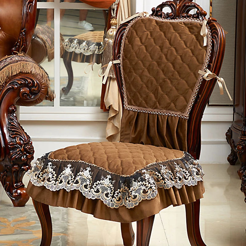 Chaise en bois sculpté avec un siège et un dossier rembourrés et garnis de dentelle, créant un style élégant et décoratif.