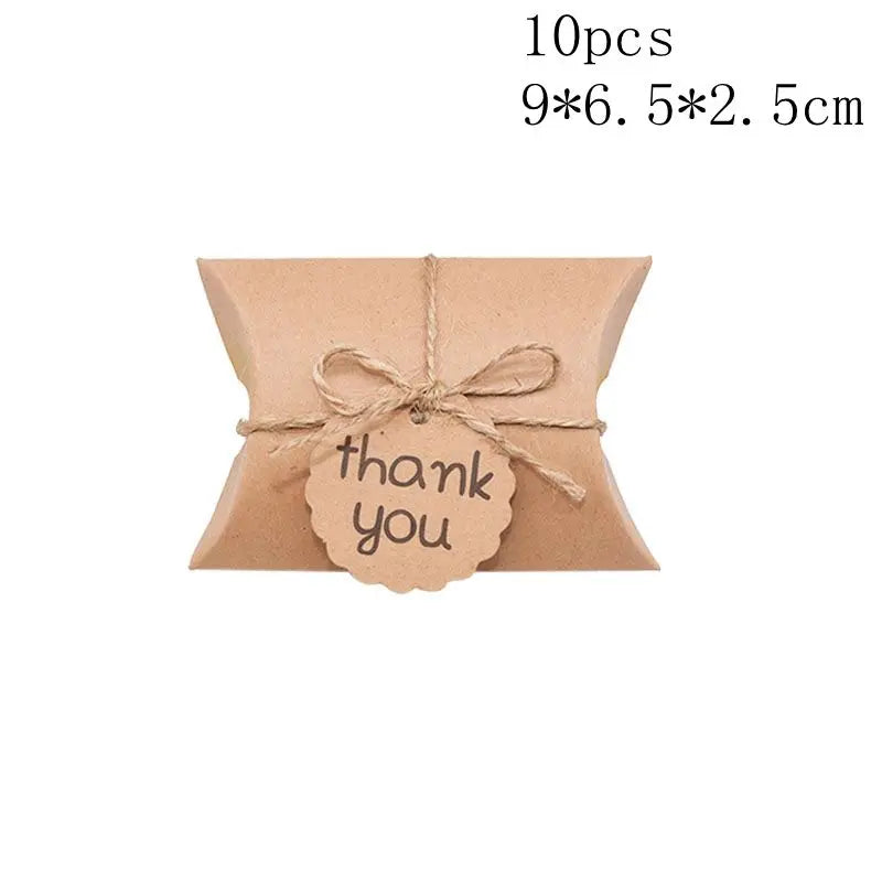 boîtes cadeaux marron clair texture cartonnée vintage ruban coton étagères événements anniversaires noël mariage