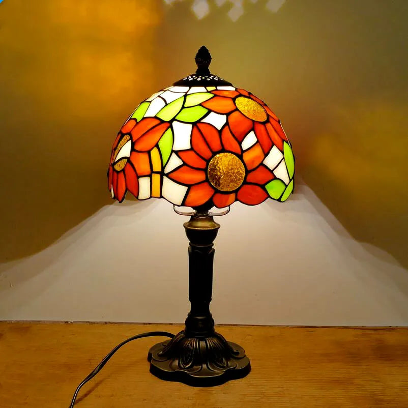 Détail de l'abat-jour en verre coloré de la lampe de chevet baroque