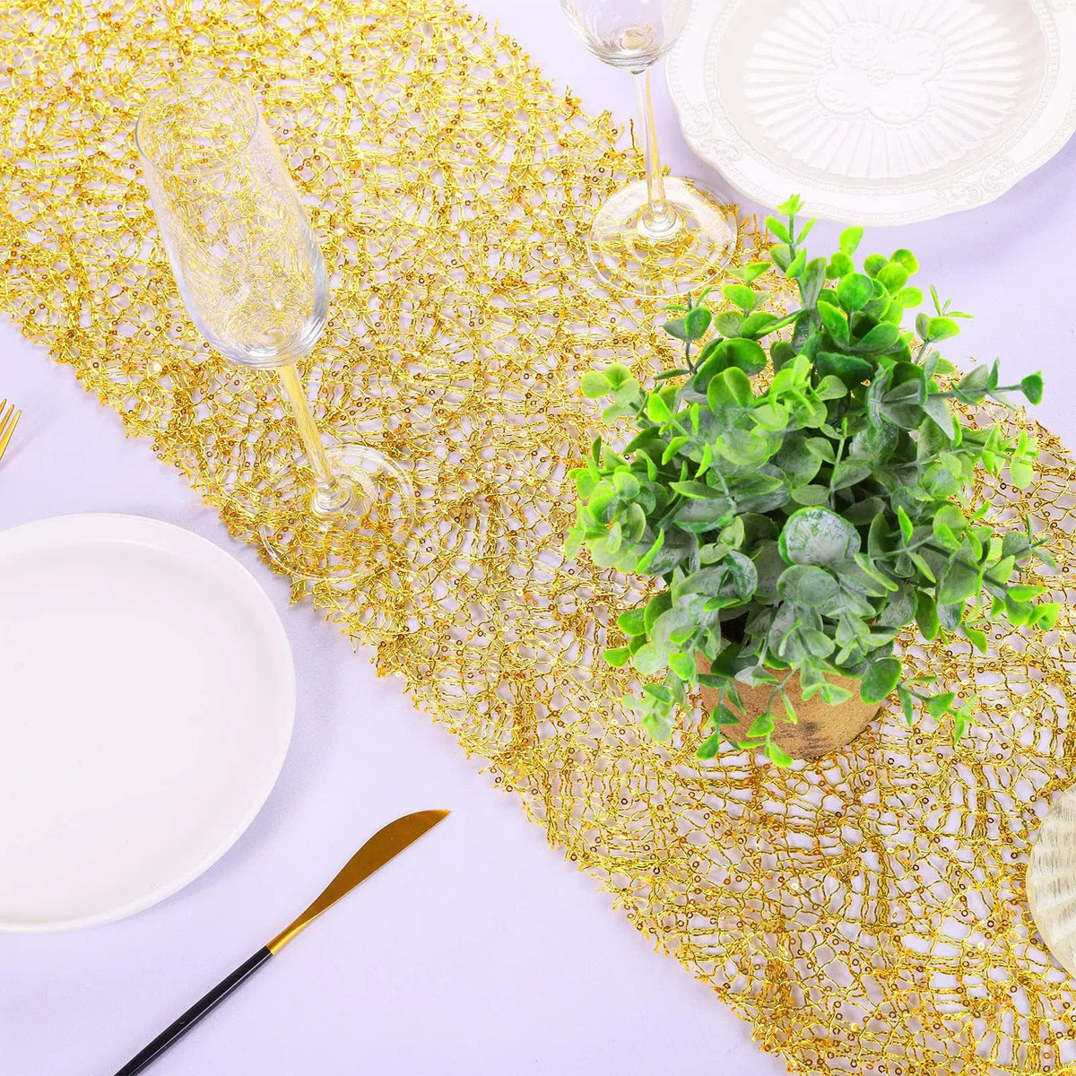 tableau decoratif tissage or blanc vert transparent festif assiettes verres bougies fleurs plantes serviettes