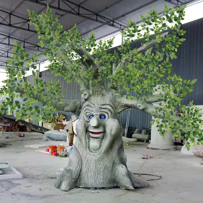 sculpture arbre anthropomorphique feuilles colorées marron vert orange texture bois yeux jaunes sourire