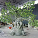 sculpture arbre anthropomorphique feuilles colorées marron vert orange texture bois yeux jaunes sourire