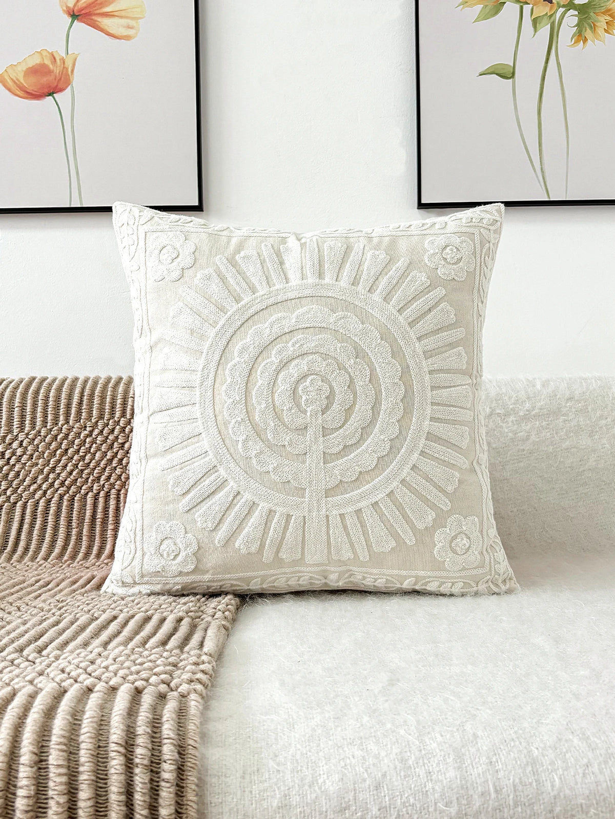 coussin polyester brodé fleurs géométrique blanc fermeture glissière décor chambre simple chic