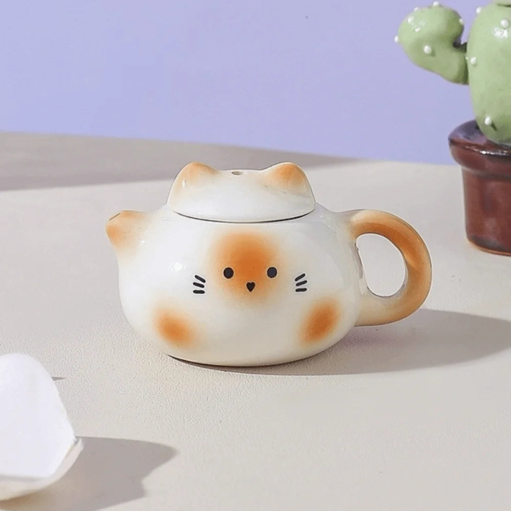 théière forme chat blanc orange rose visage mignon oreilles pointues taches oranges decorative cartoonish