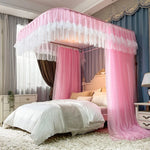 Une chambre élégante avec un grand lit à baldaquin rose et blanc, entourée de rideaux et de meubles vintage, créant une atmosphère romantique et luxueuse.