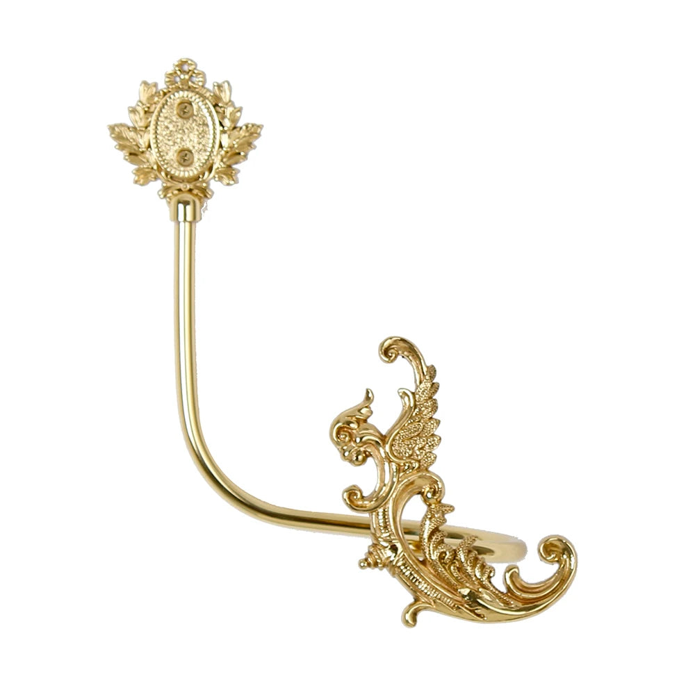 Une élégante épingle à cheveux ornée de motifs floraux et végétaux dorés, offrant une touche de raffinement.