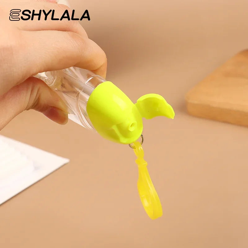 bouteilles rechargeables transparentes modernes couleurs variées anneaux fixation pratique distributeurs savon main cosmétiques alcool