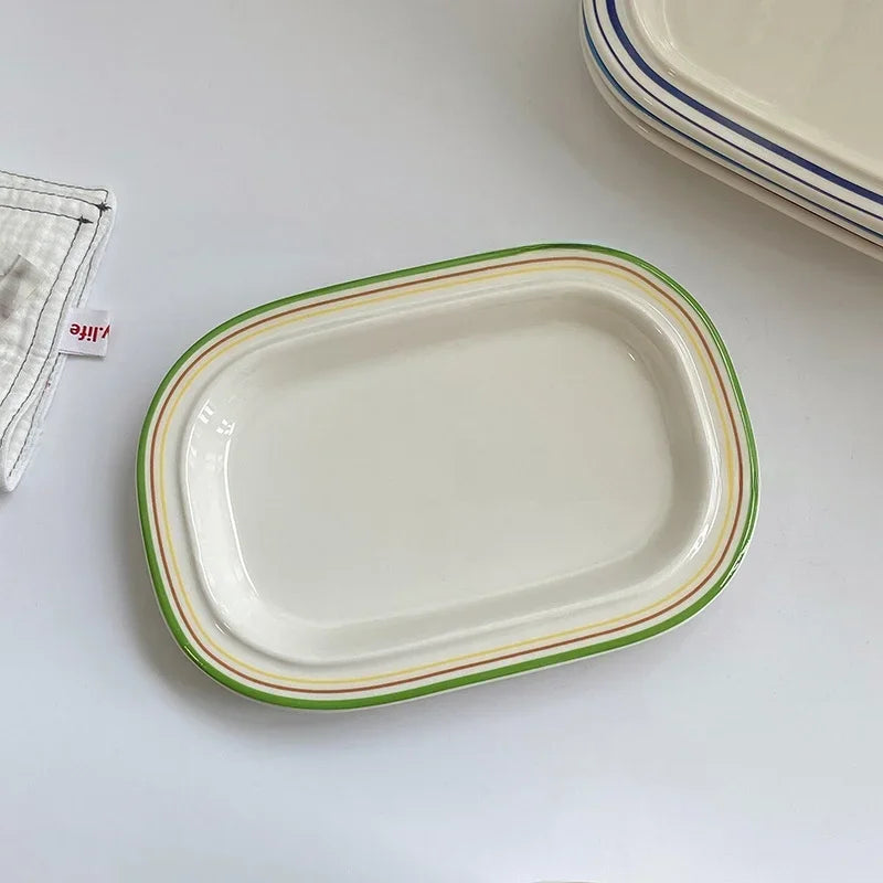 assiettes ovales céramique bordure bleue rouge classique blanc décor table cuisine