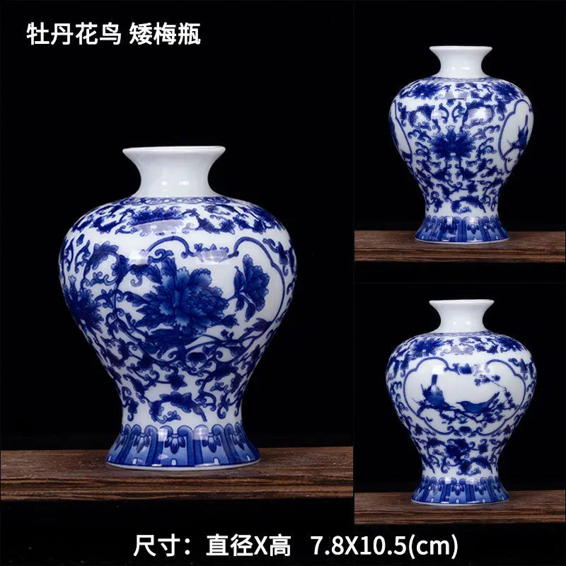 Trois vases bleu et blanc avec des motifs floraux et de paysages, des récipients en porcelaine de style oriental avec des designs peints à la main.