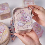 boîte biscuits blanc rose bleu vintage lapins mignons fleurs rubans anniversaire fête portable