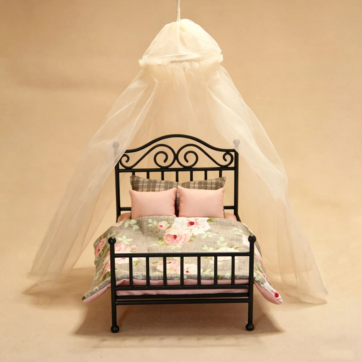 lit miniature fer blanc ensemble literie motifs floraux shabby chic canopée oreillers couette petite